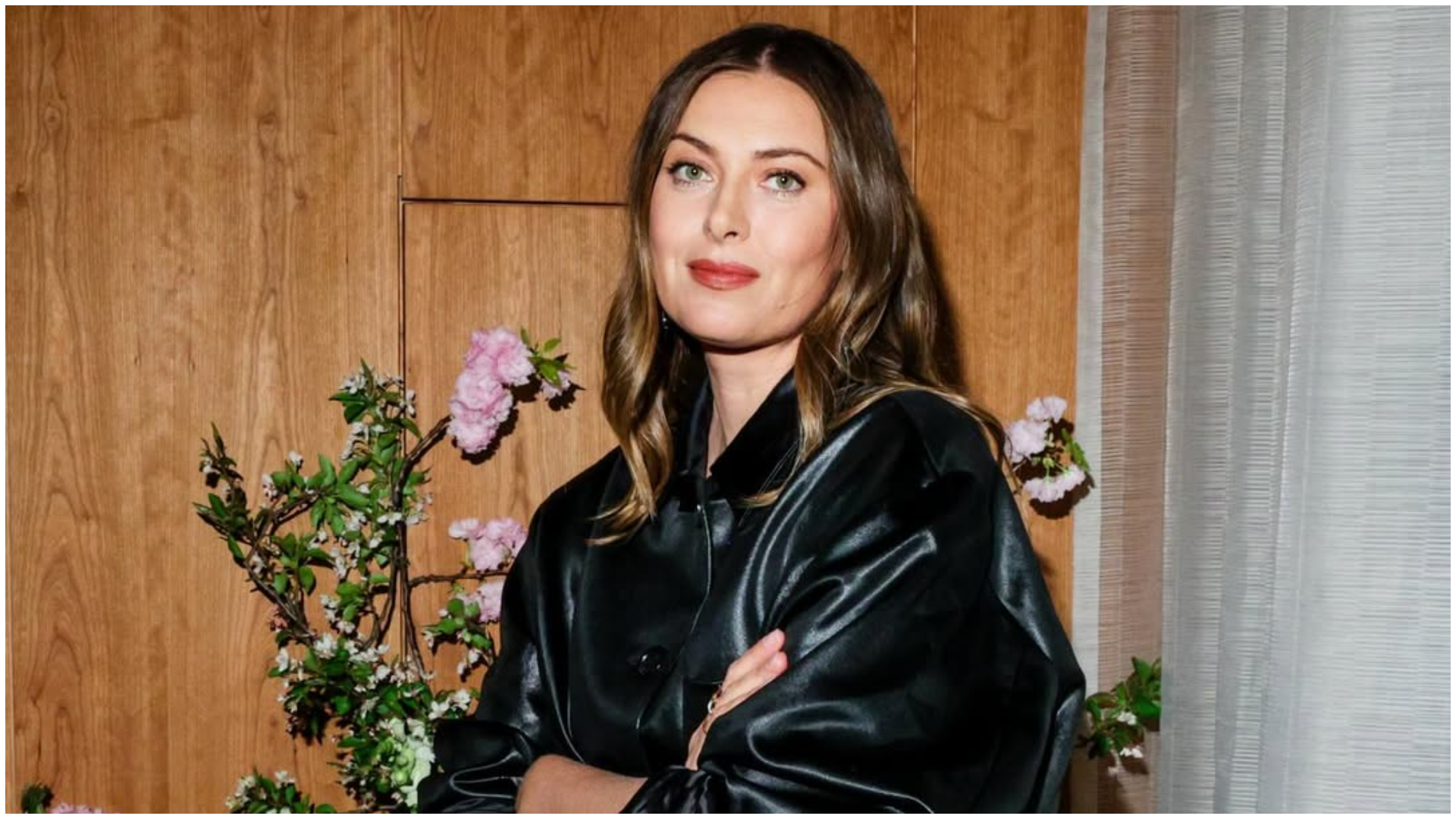 Maria Sharapova în tribune la Roland Garros, îmbrăcată cu o jachetă albastră marinărească