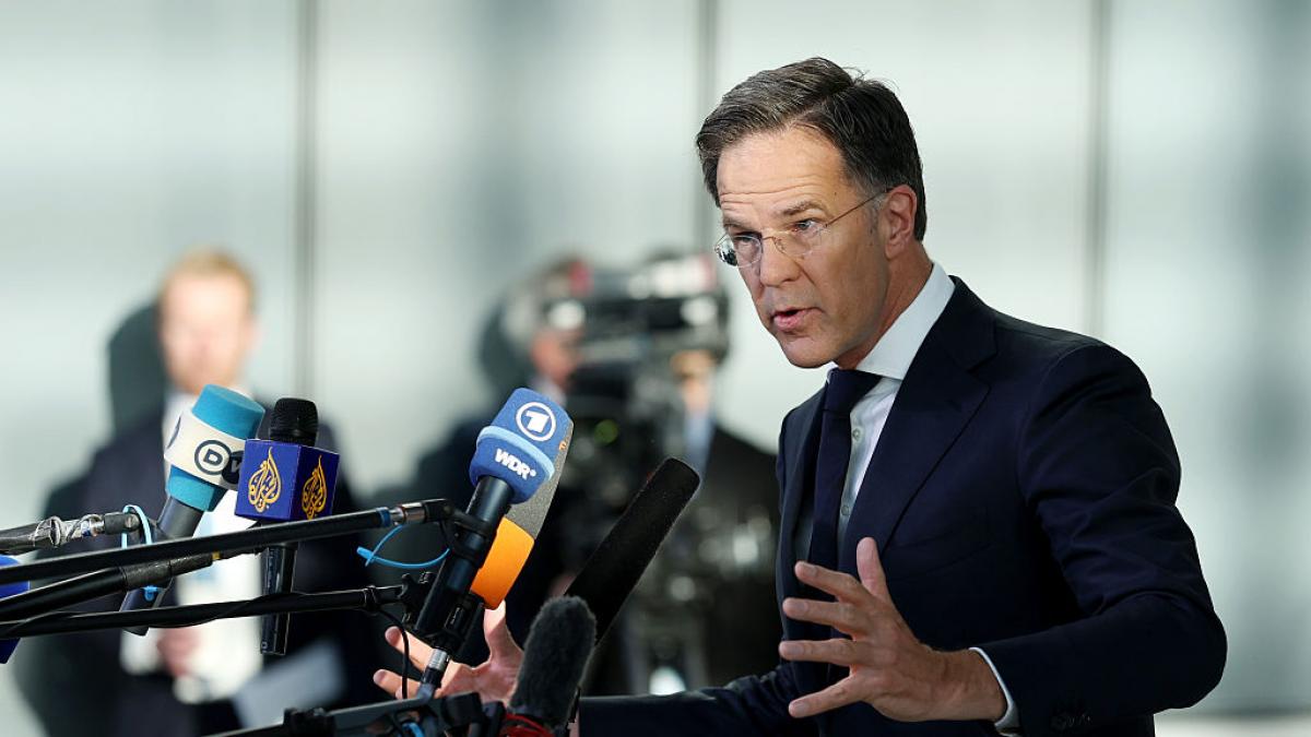 Mark Rutte, secretarul general al NATO, vorbind la o conferință de presă