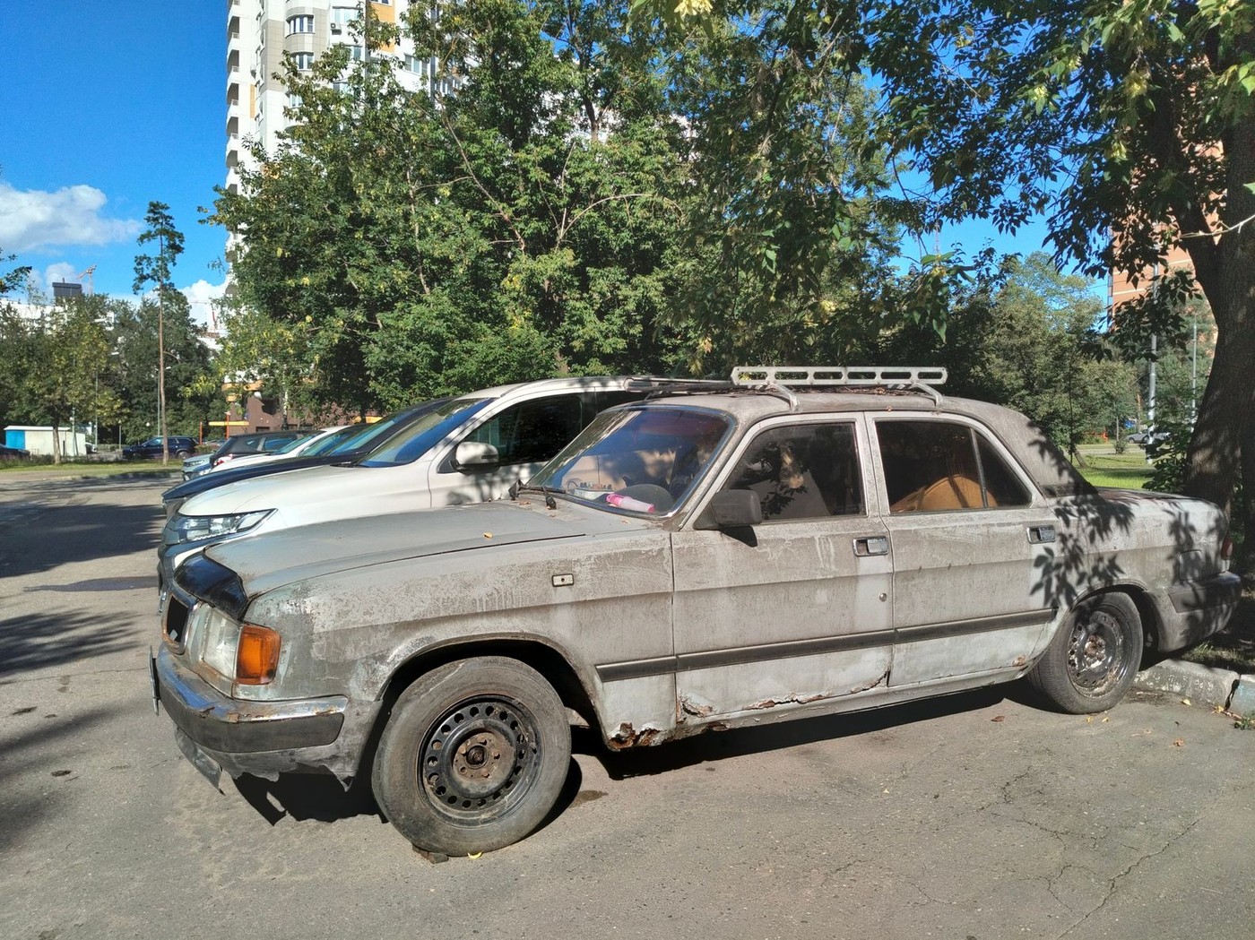 Mașinile abandonate pot fi ridicate legal. Procedura pas cu pas