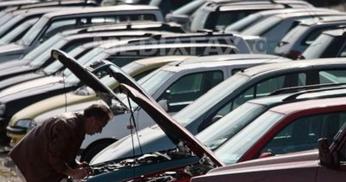 Mașini second-hand parcate într-un showroom auto
