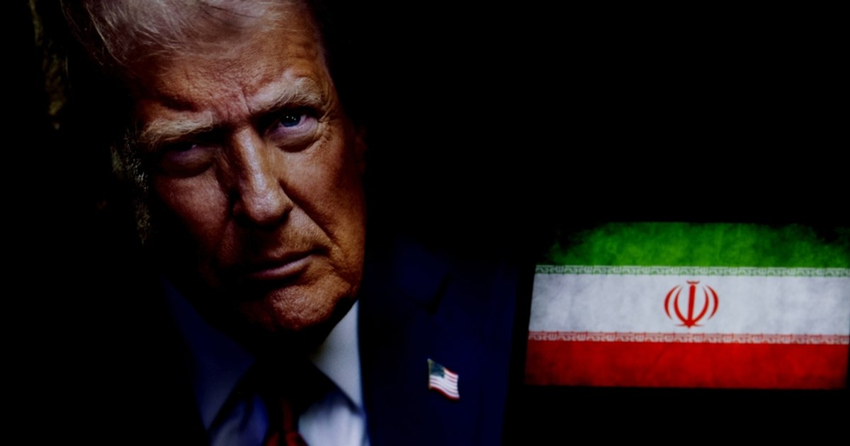 Donald Trump la un birou, semnând documente