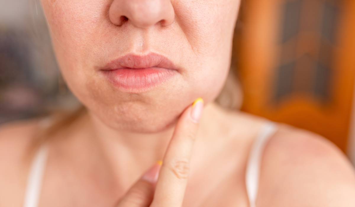 Femeie la control stomatologic în timpul menopauzei
