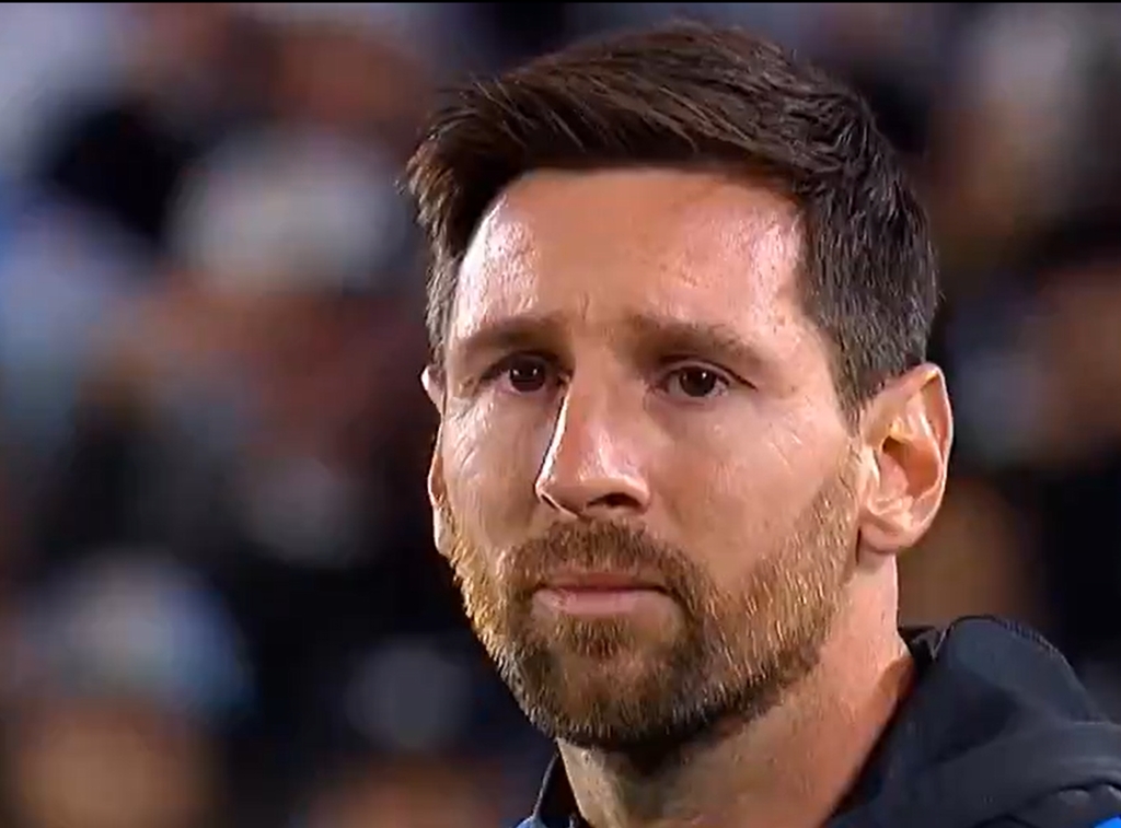 Lionel Messi plângând pe teren după ce a marcat un gol