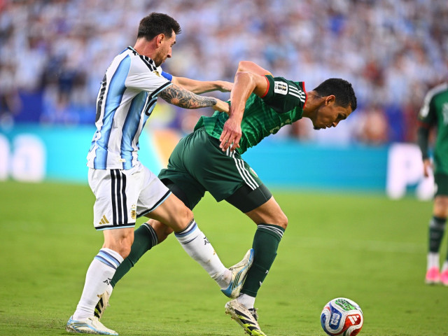Lionel Messi în timpul meciului Argentina - Algeria