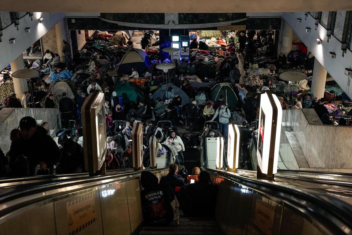 Stație de metrou din Kiev folosită ca adăpost în timpul bombardamentelor