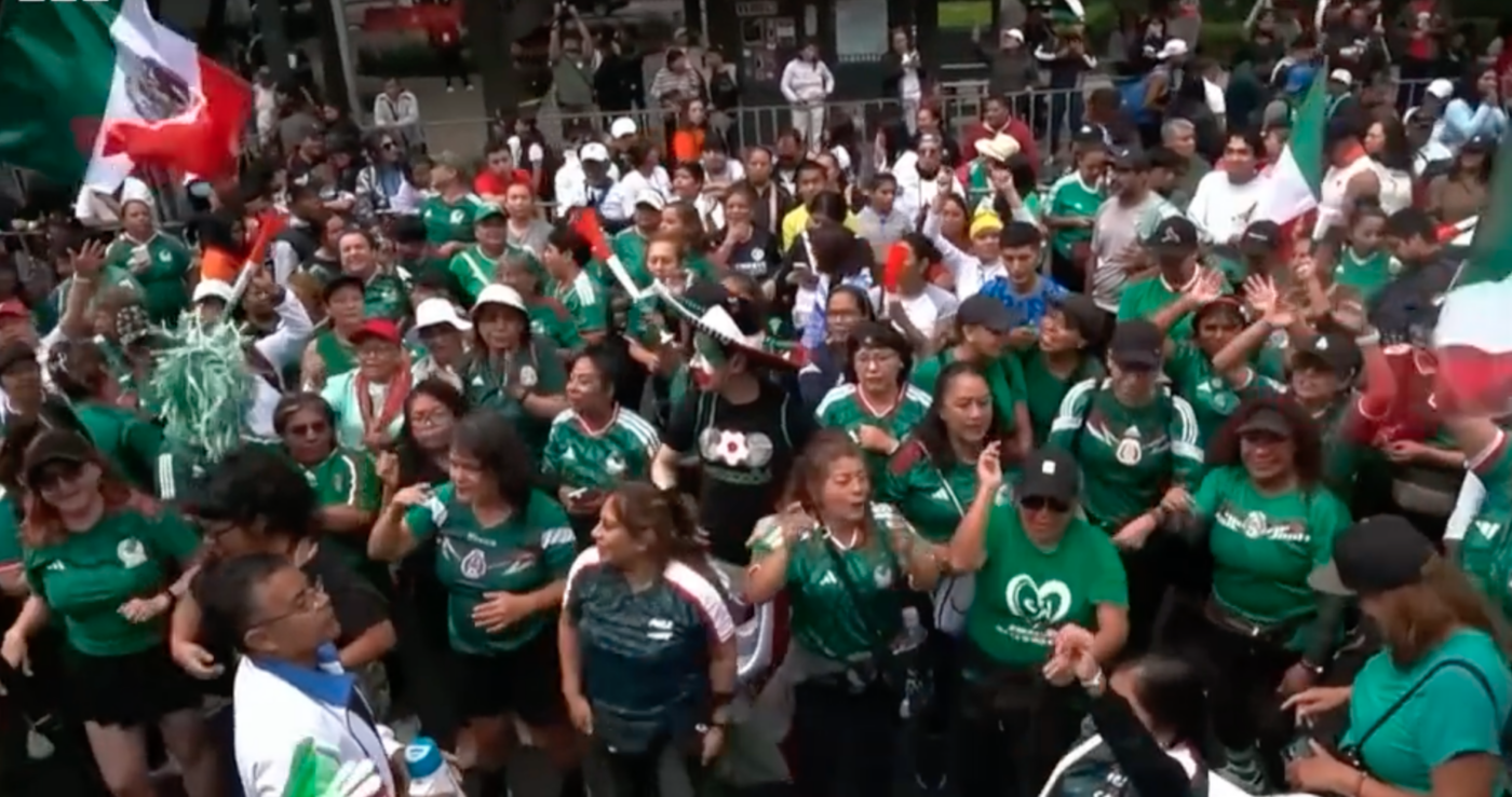 Mii de oameni participă la un val mexican pe Paseo de la Reforma din Ciudad de Mexico