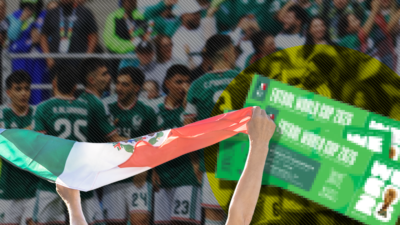 Suporteri mexicani adunați în stradă în fața unui ecran uriaș pentru a urmări un meci al Cupei Mondiale