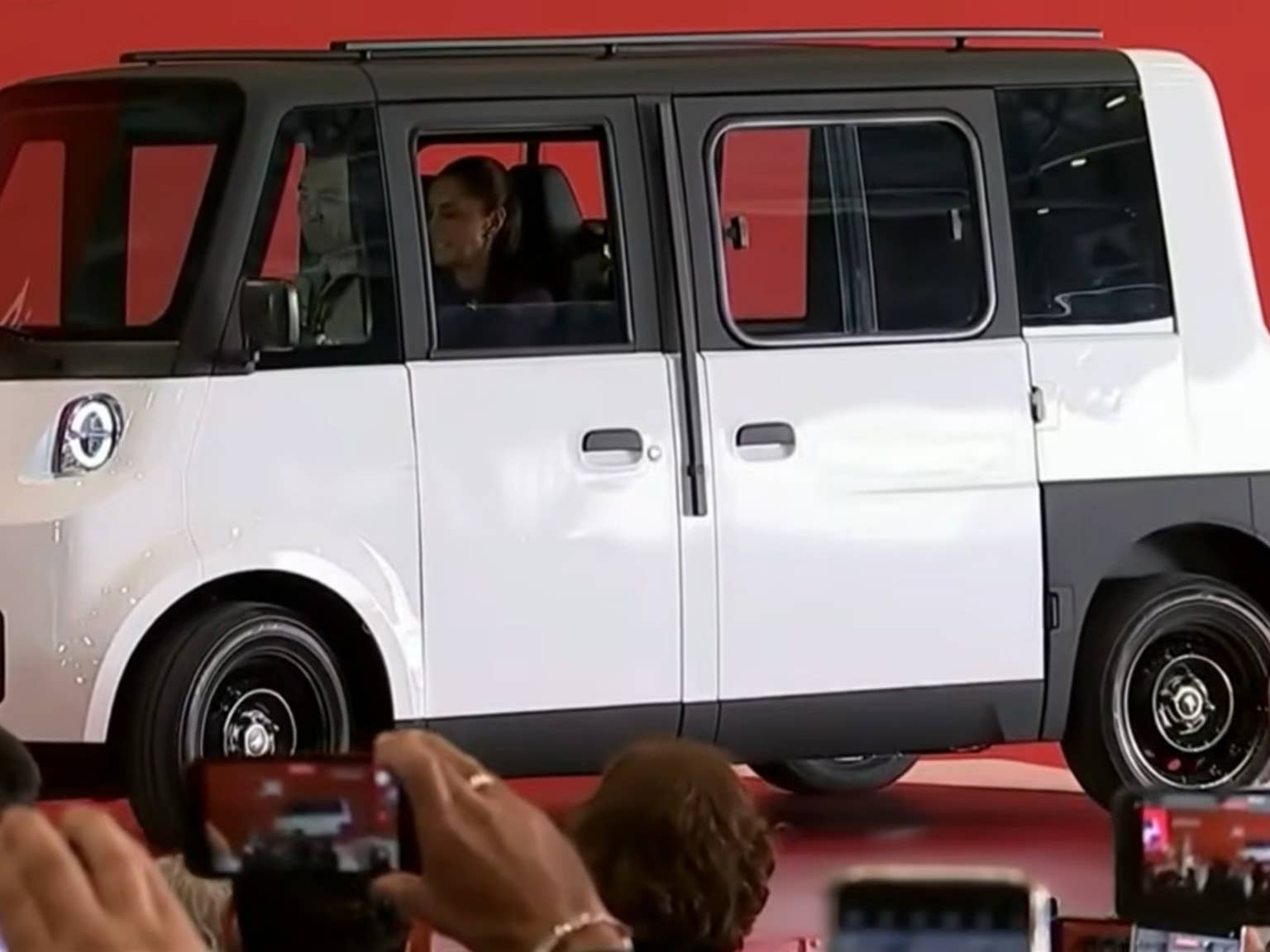 Olinia Uno, mașină electrică mexicană compactă, de culoare verde, parcată pe un fundal urban