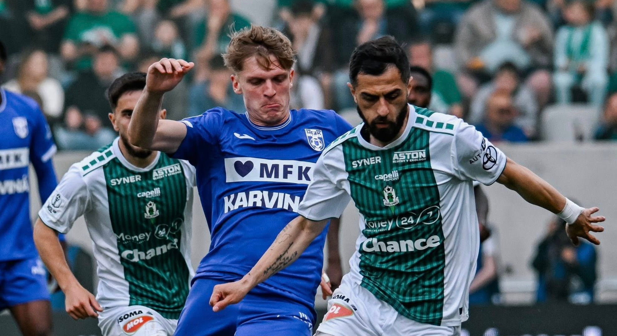 Stadionul MFK Karvina în timpul unui meci de fotbal