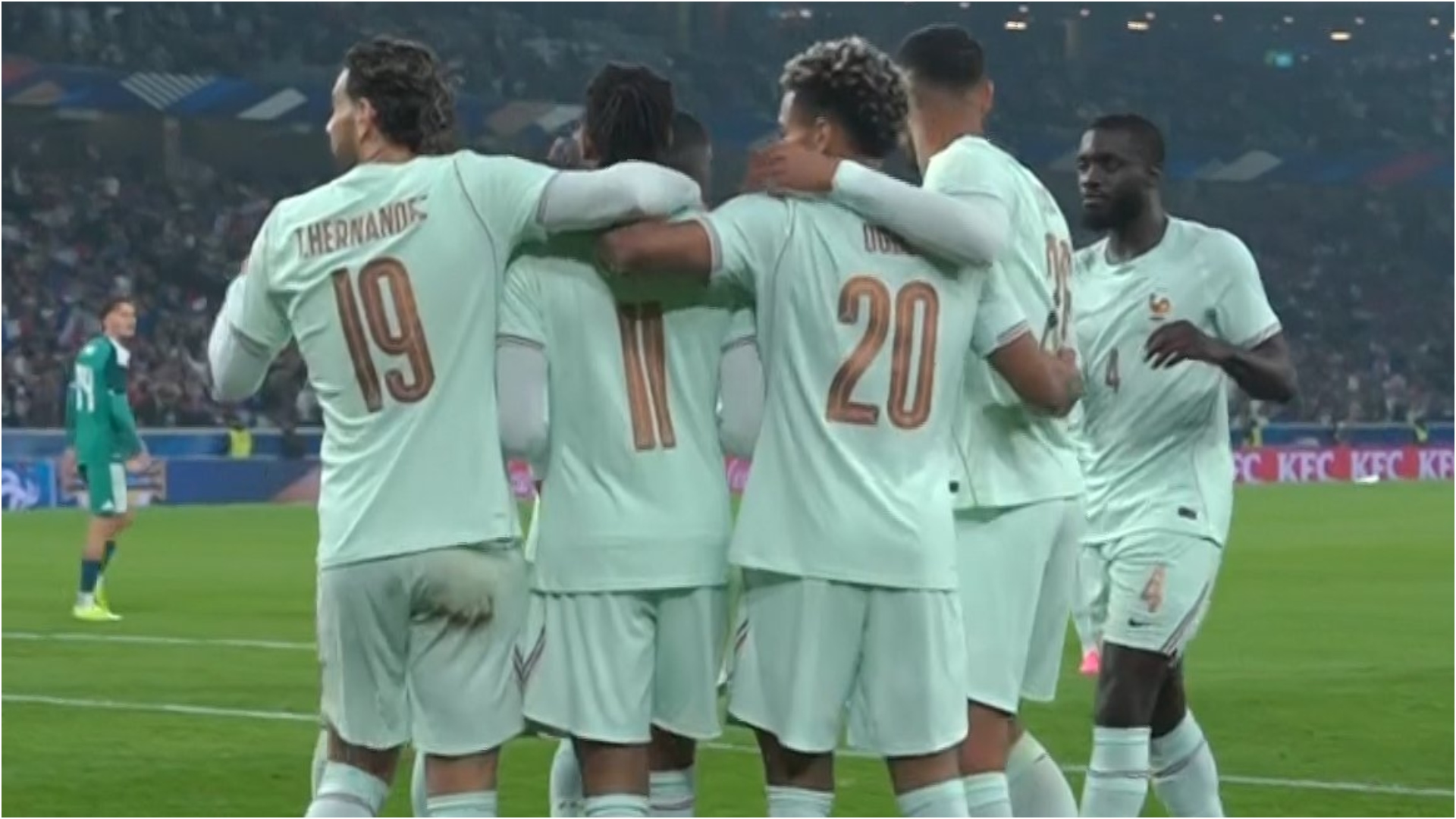 Michael Olise sărbătorind un gol pentru Franța