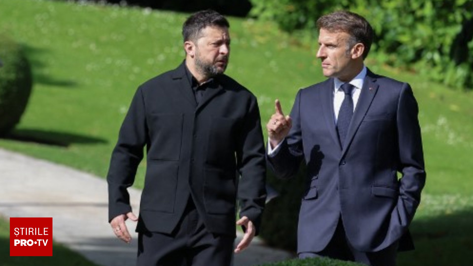Emmanuel Macron și Volodimir Zelenski discutând la summitul G7