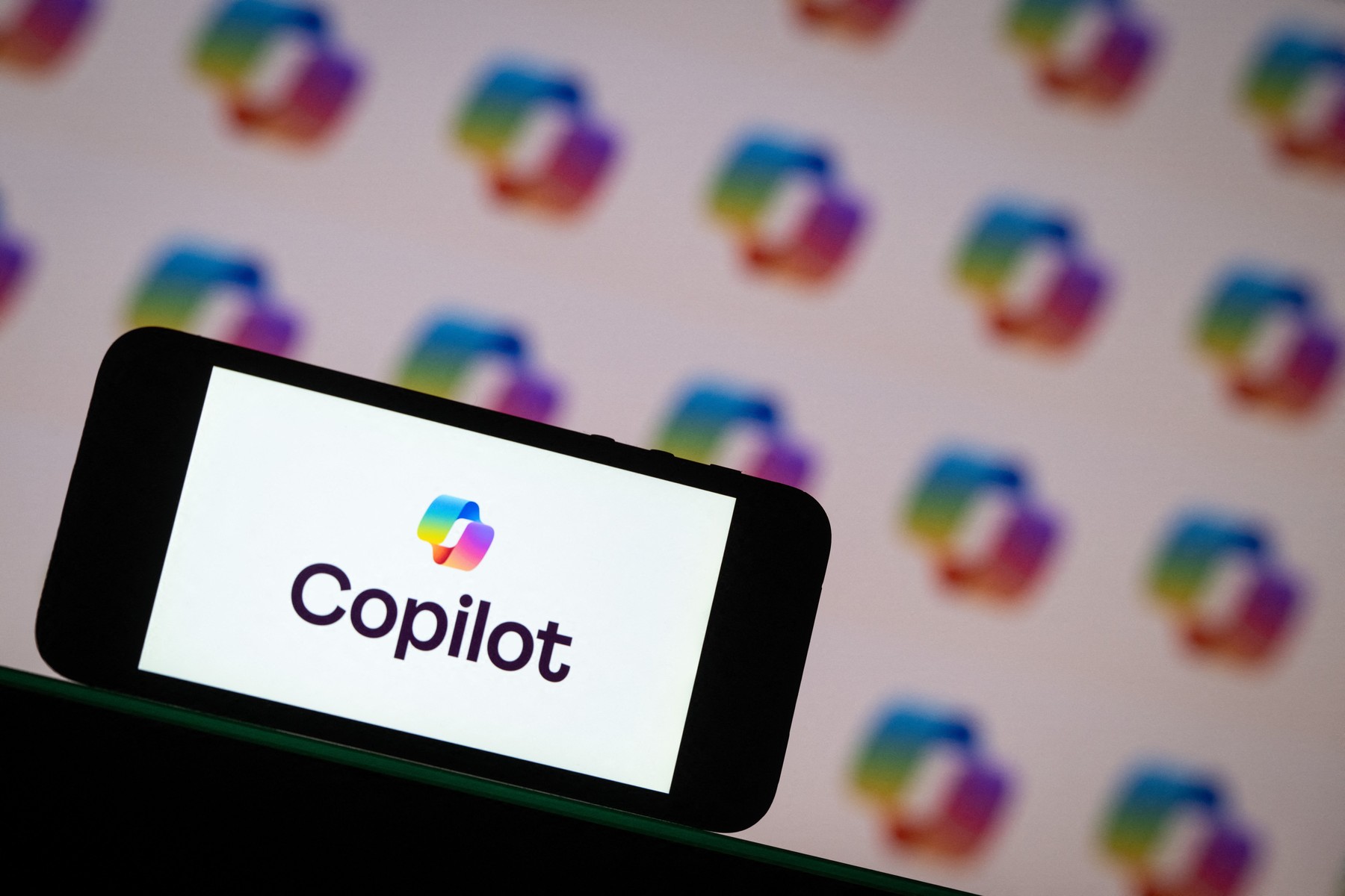 Microsoft lansează Copilot Cowork la nivel global, o platformă AI care automatizează sarcini complexe