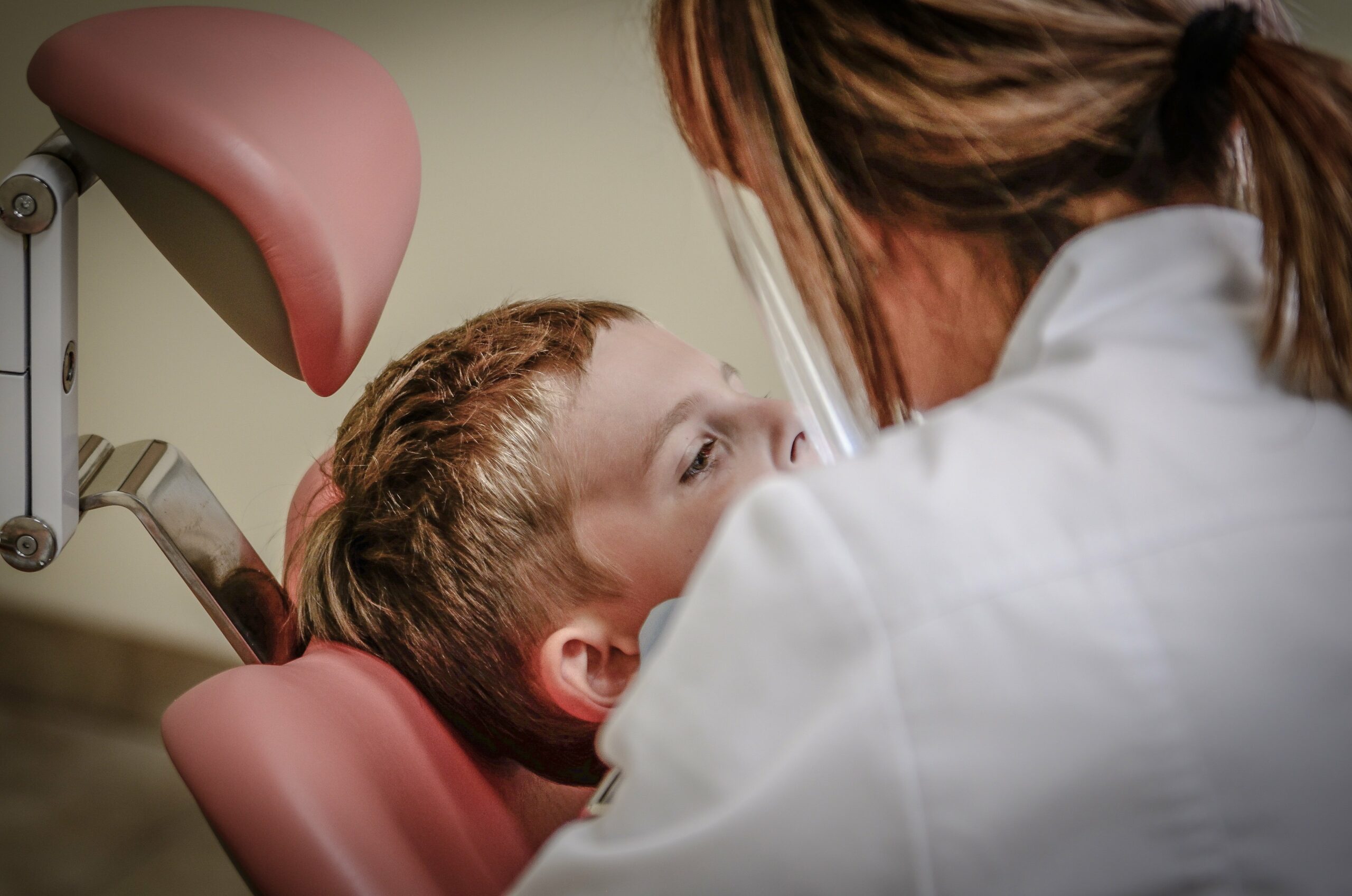 Copil la dentist, examinare dentară