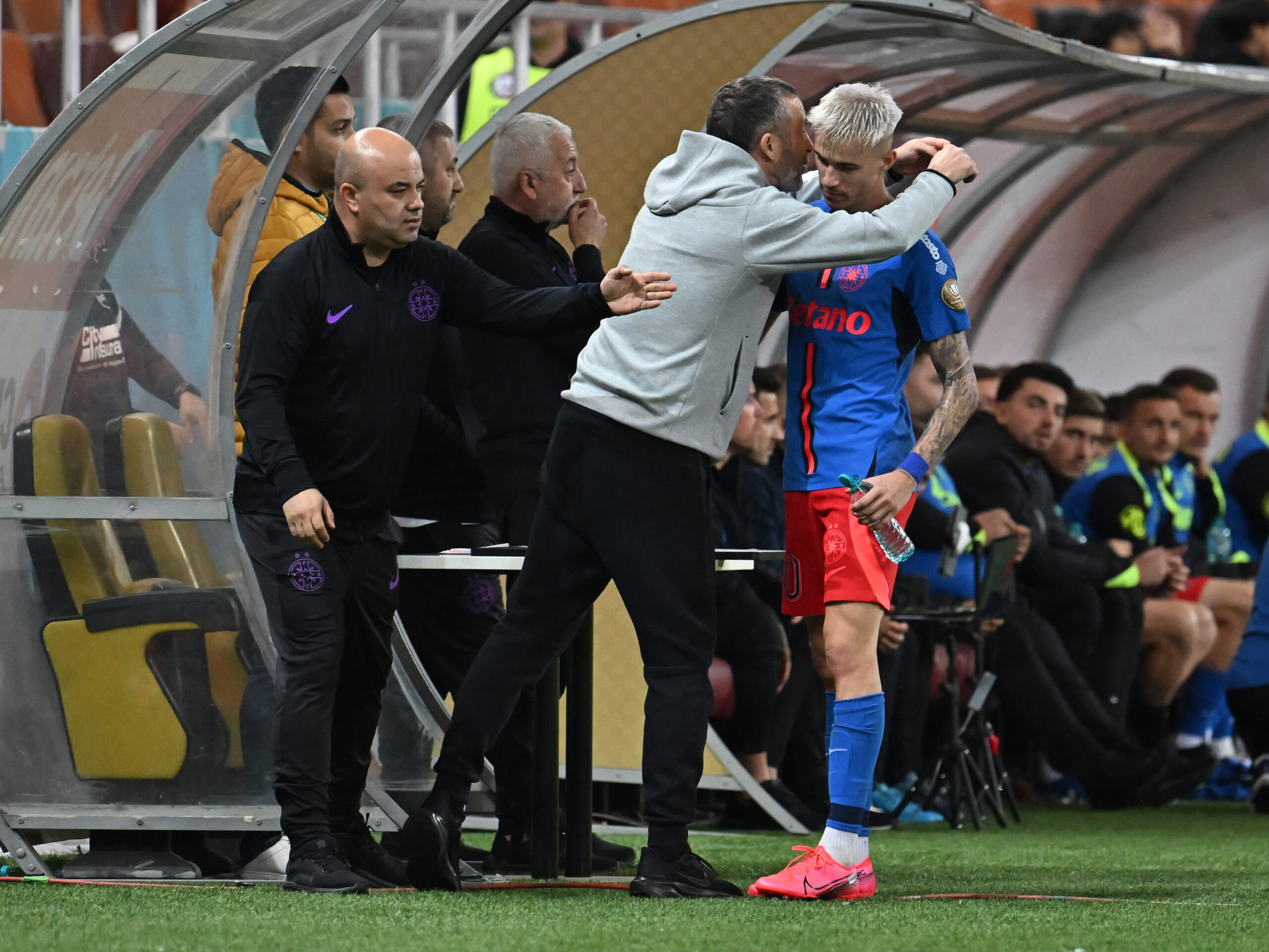Tavi Popescu sărbătorind un gol pentru FCSB