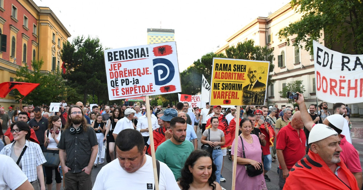 Protest în Tirana împotriva complexului turistic de lux pe Insula Sazan