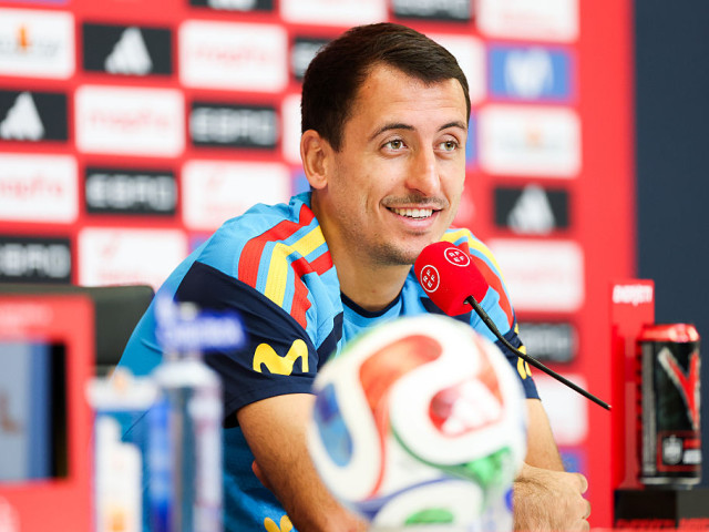 Mikel Oyarzabal în echipamentul Spaniei