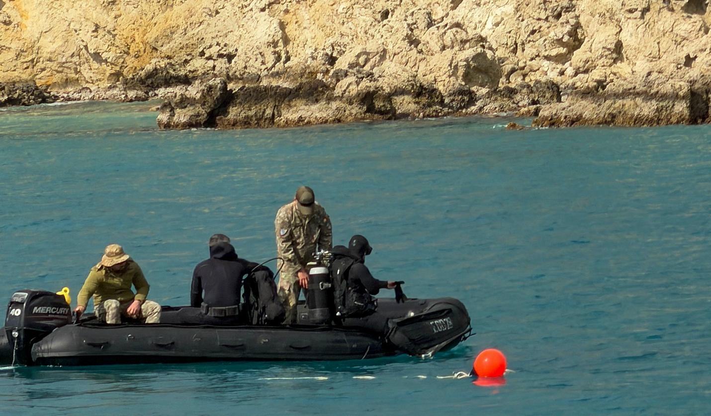 Scafandrii militari EOD neutralizează o mină marină pe plajă