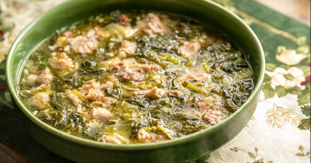 Minestra, supă italiană groasă cu legume și paste, servită într-un bol ceramic