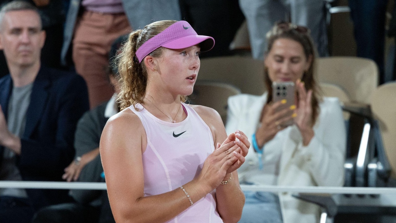 Mirra Andreeva cu trofeul Roland Garros
