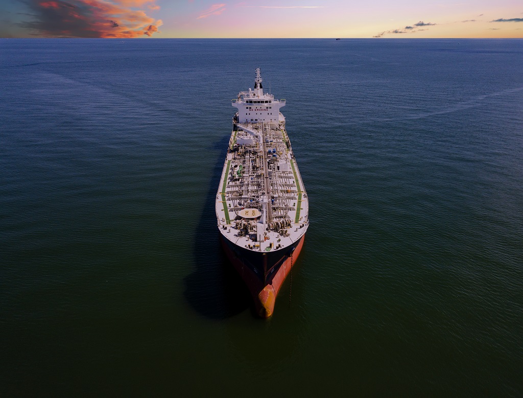 Navă de transport maritim traversând Strâmtoarea Ormuz