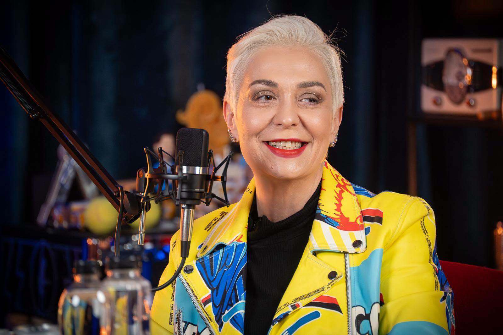 Monica Anghel în timpul unui interviu
