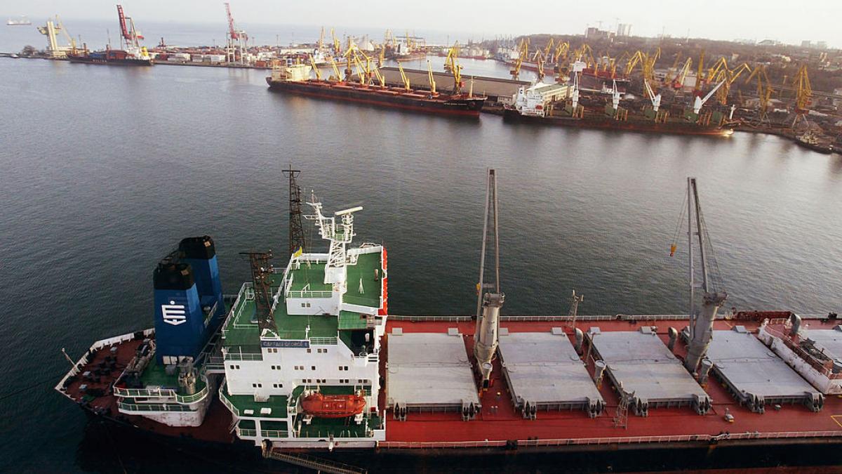 Navă de containere în portul Pivdennîi, Ucraina