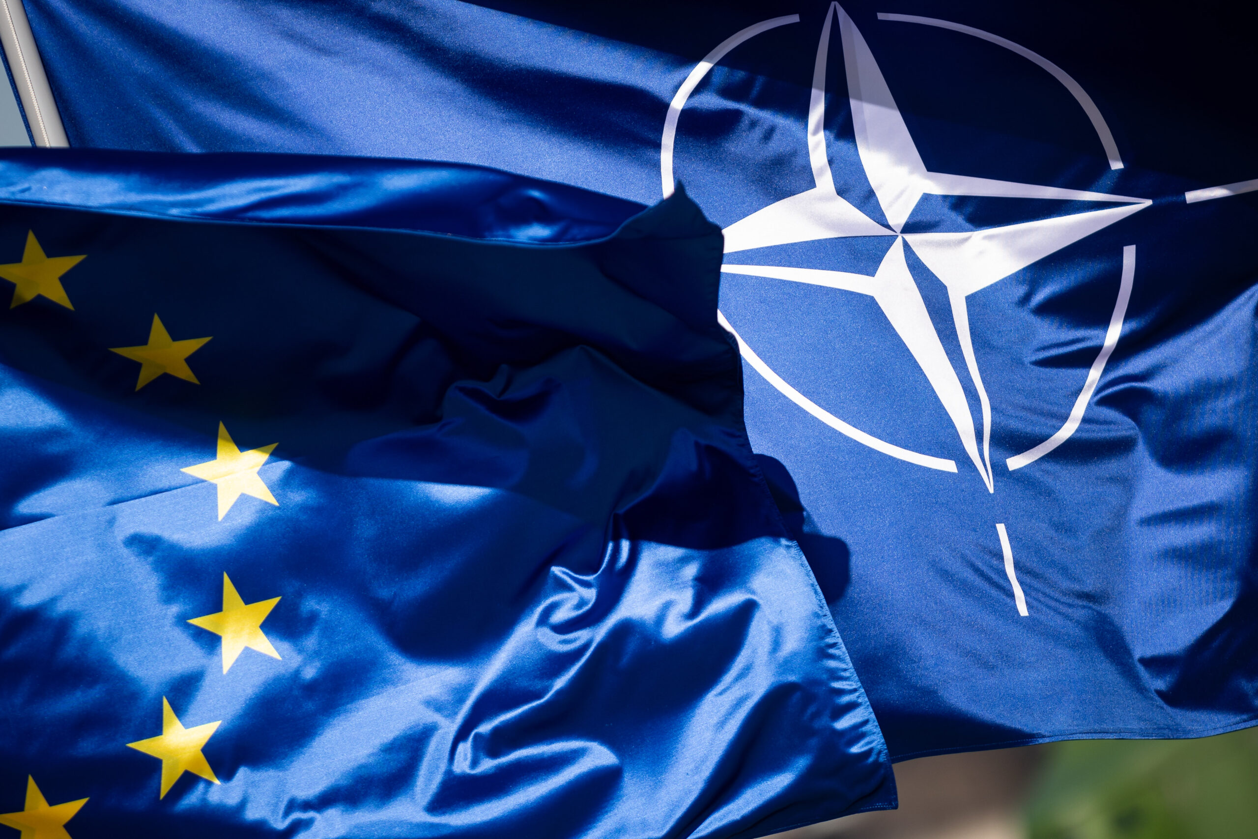 Drone militare zburând deasupra unui teren
