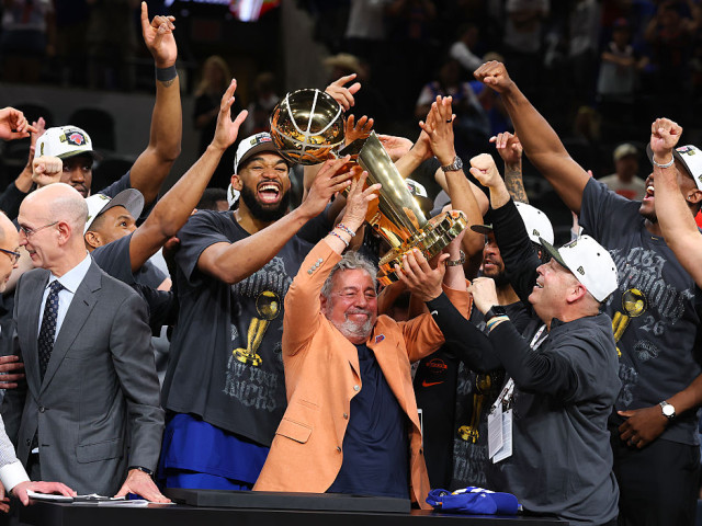 Jucătorii New York Knicks sărbătorind câștigarea titlului NBA
