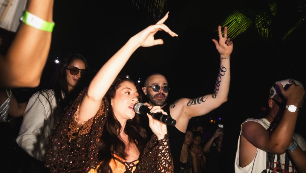 Nicole Cherry pe scenă la petrecerea de final de turneu a lui J Balvin