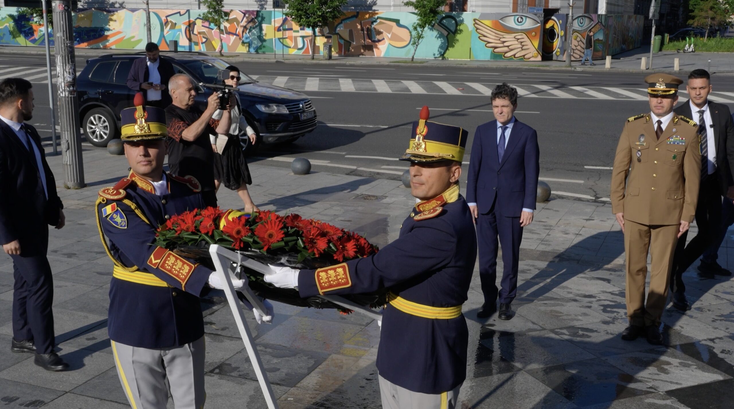 Președintele Nicușor Dan depune o coroană de flori la Monumentul victimelor Mineriadei din 1990