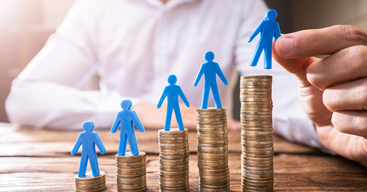 Noile reguli de transparență salarială, în vigoare din 7 iunie. Amenzi pentru firmele care nu justifică diferențele