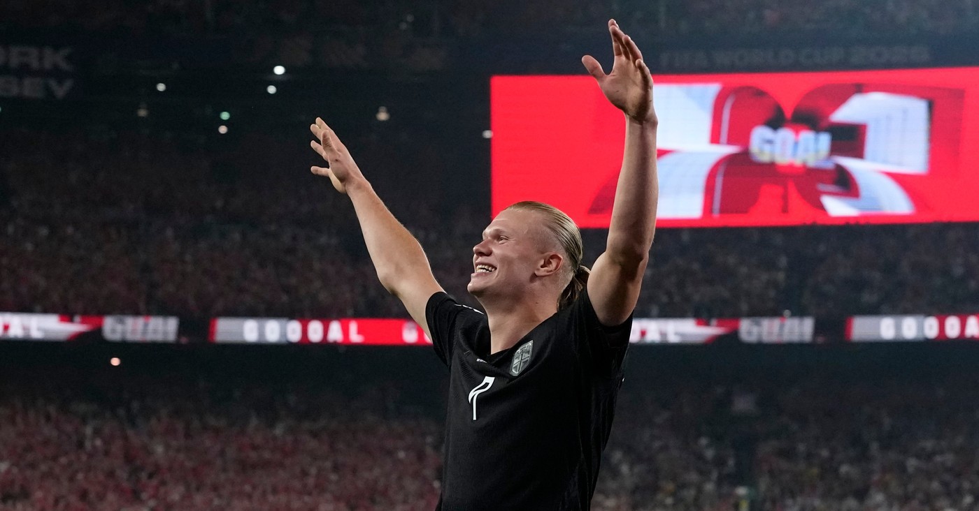 Erling Haaland sărbătorește un gol pentru Norvegia în meciul cu Senegal