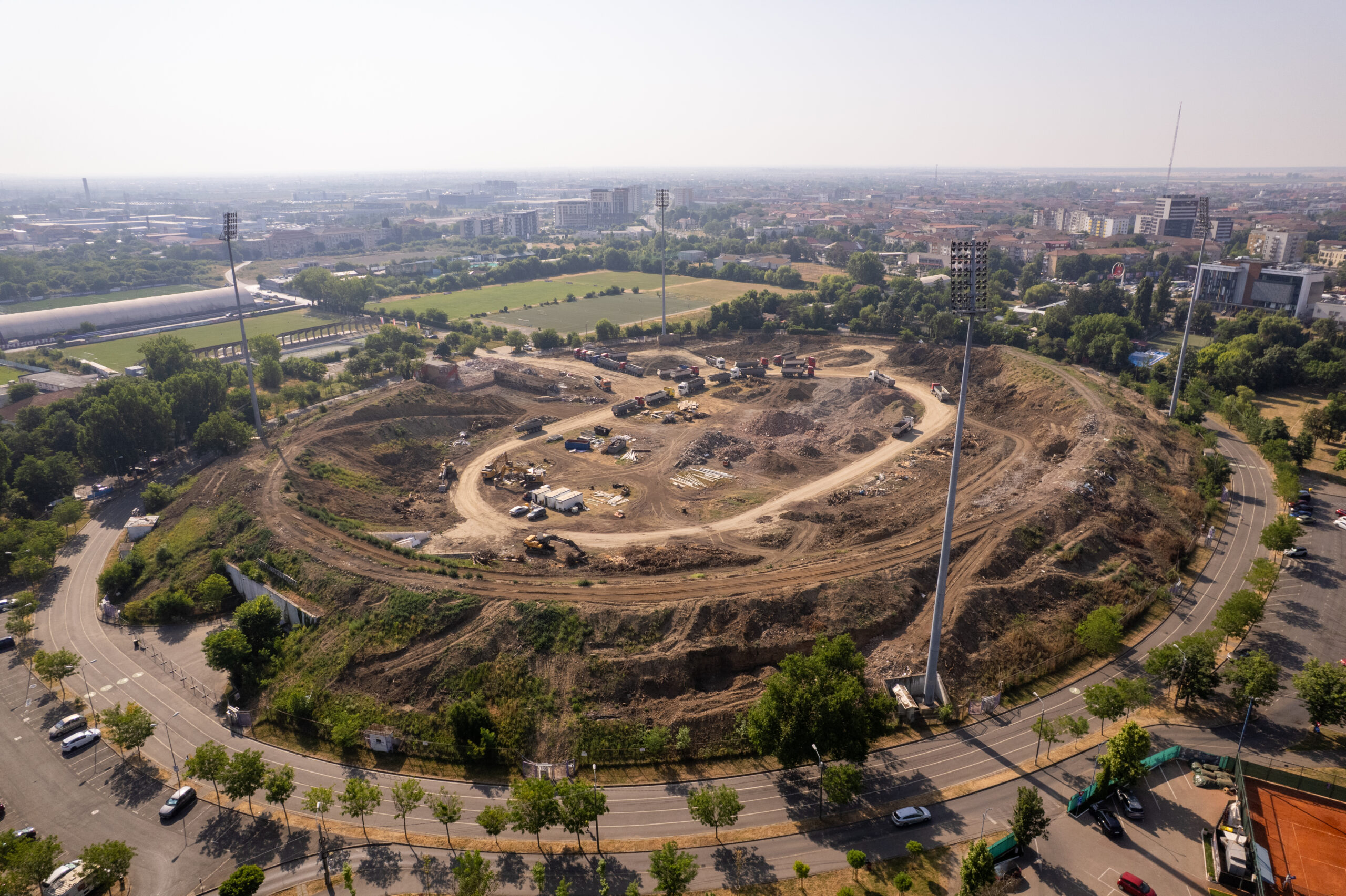 Vedere aeriană a terenului fostului stadion Dan Păltinișanu, acoperit de buruieni