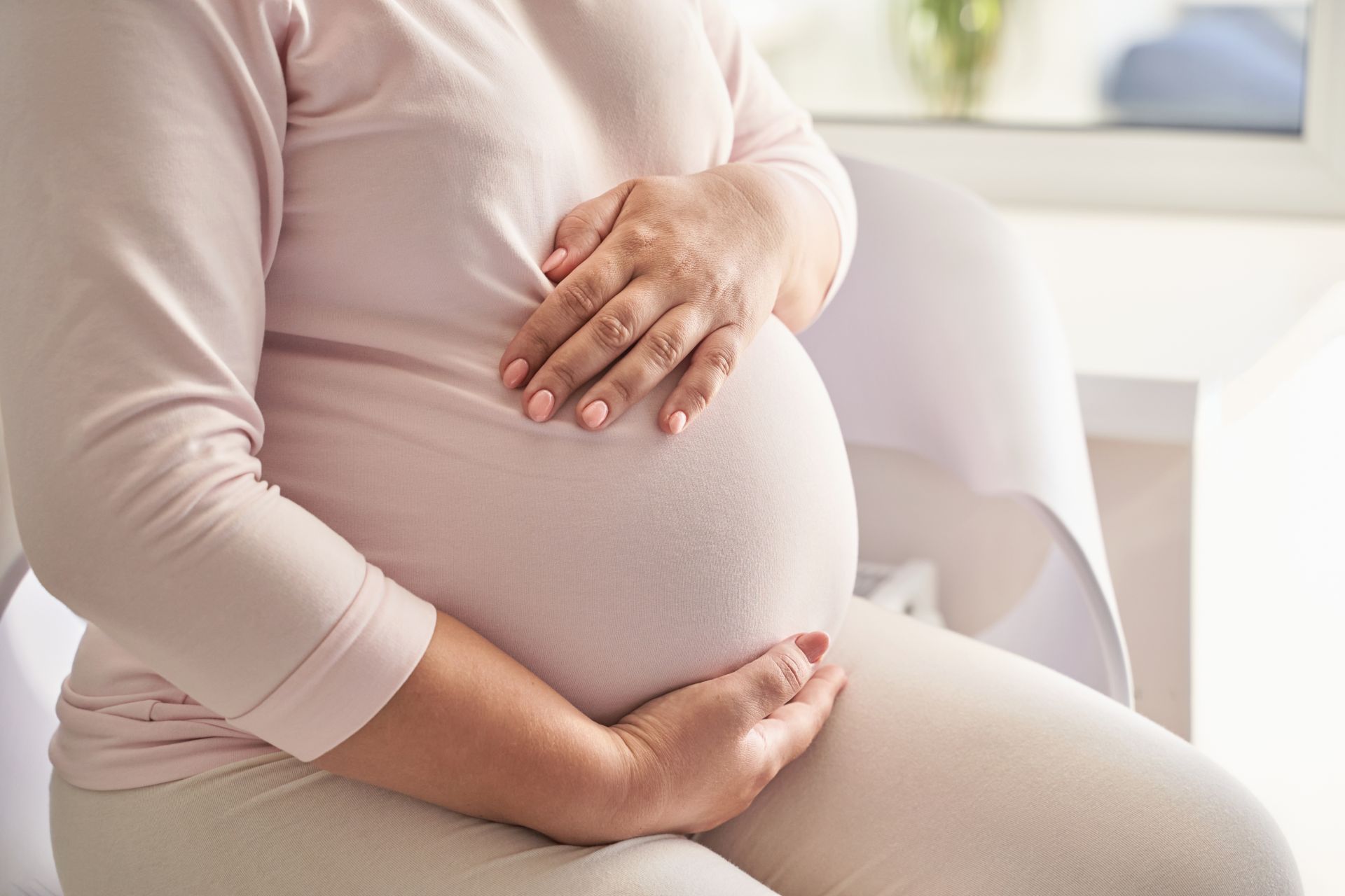 Femeie singură la o clinică de fertilizare in vitro