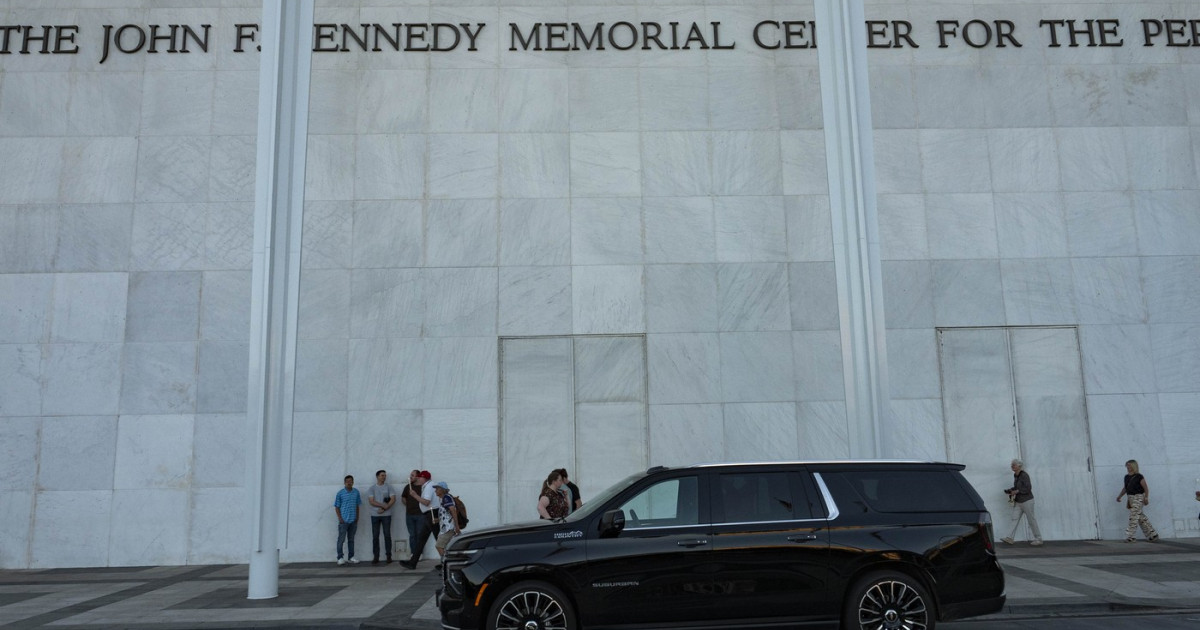 Numele lui Trump, eliminat de pe site-ul Centrului Kennedy. Rămâne pe fațadă