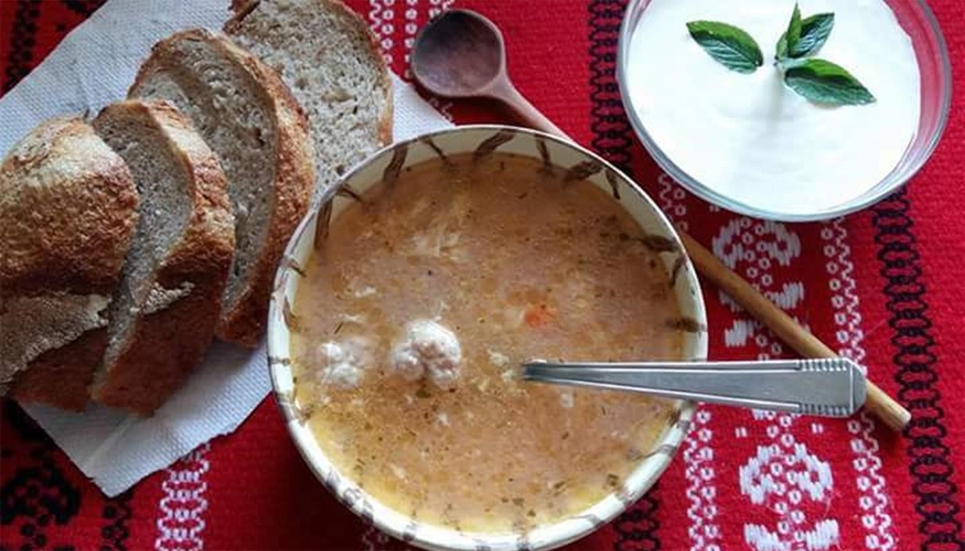 Nutriționiștii explică: când trebuie mâncată ciorba cu pâine și când „goală”