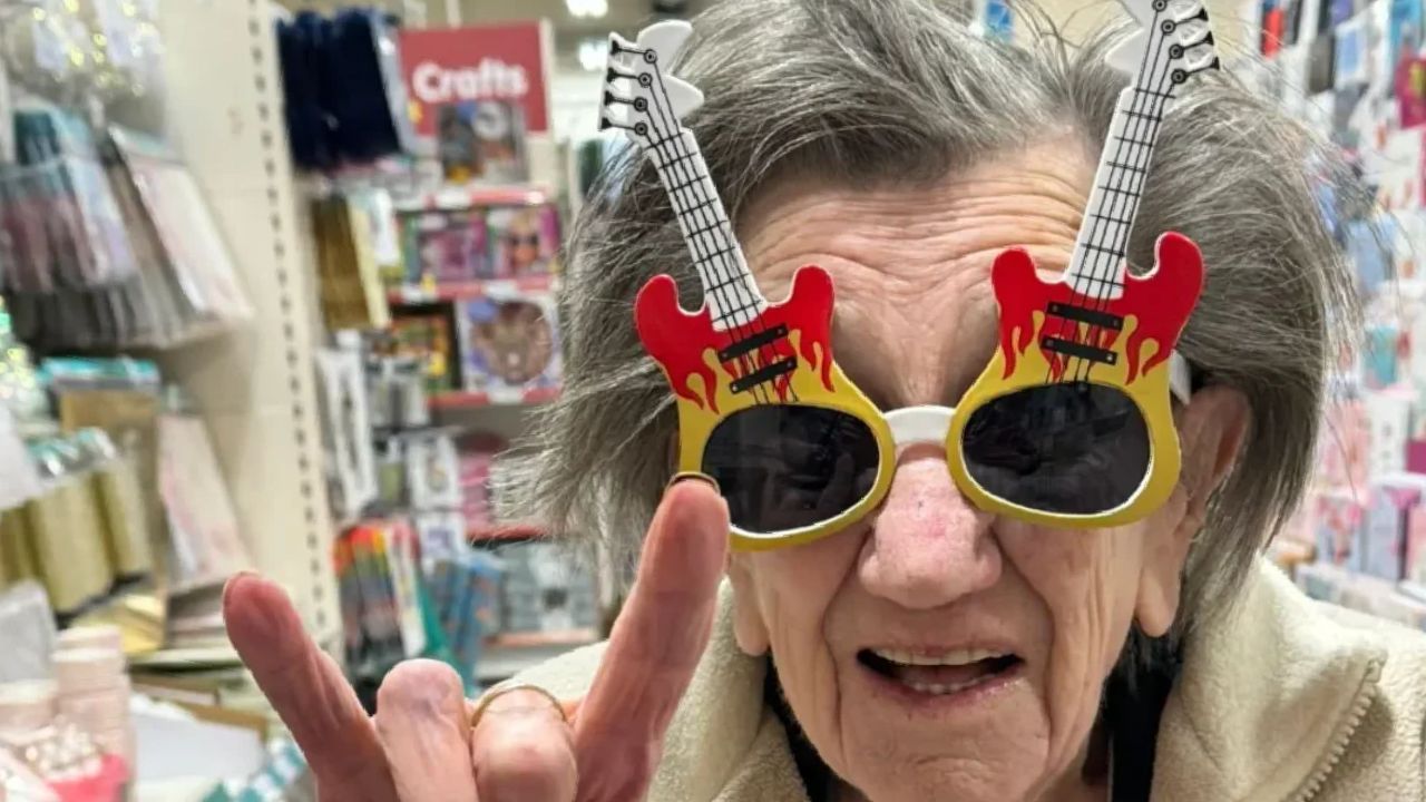 Margaret Hemm, 100 de ani, cu o țigară și o ceașcă de ceai