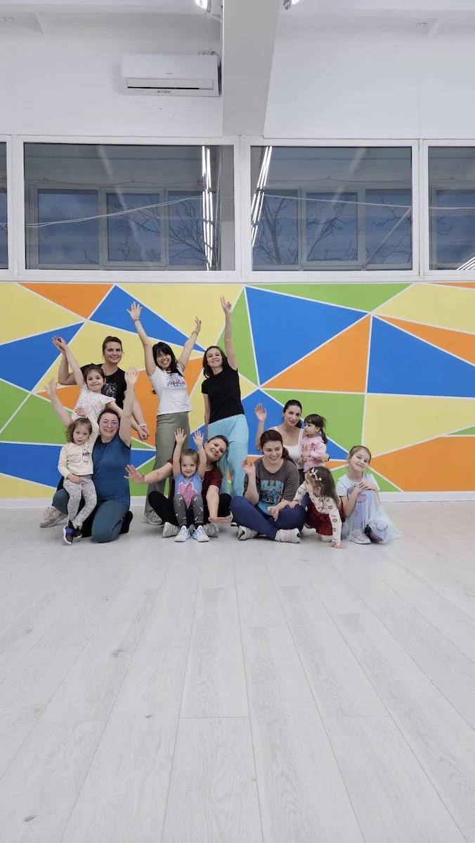 O sibiancă a creat Fit Moms and Kids, unde mamele și copiii dansează împreună