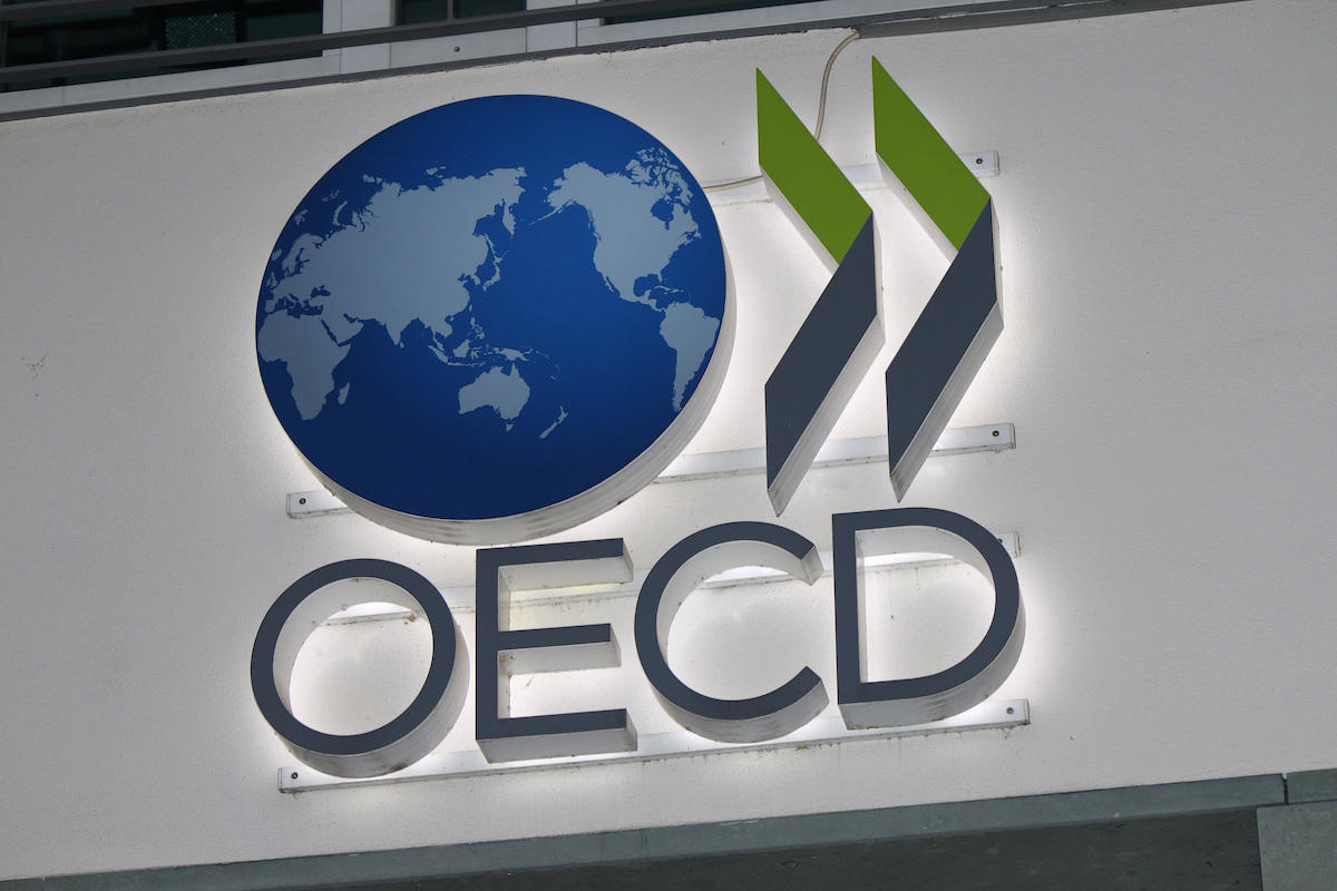 Grafic economic cu tendințe de creștere și contracție pentru România, conform OCDE