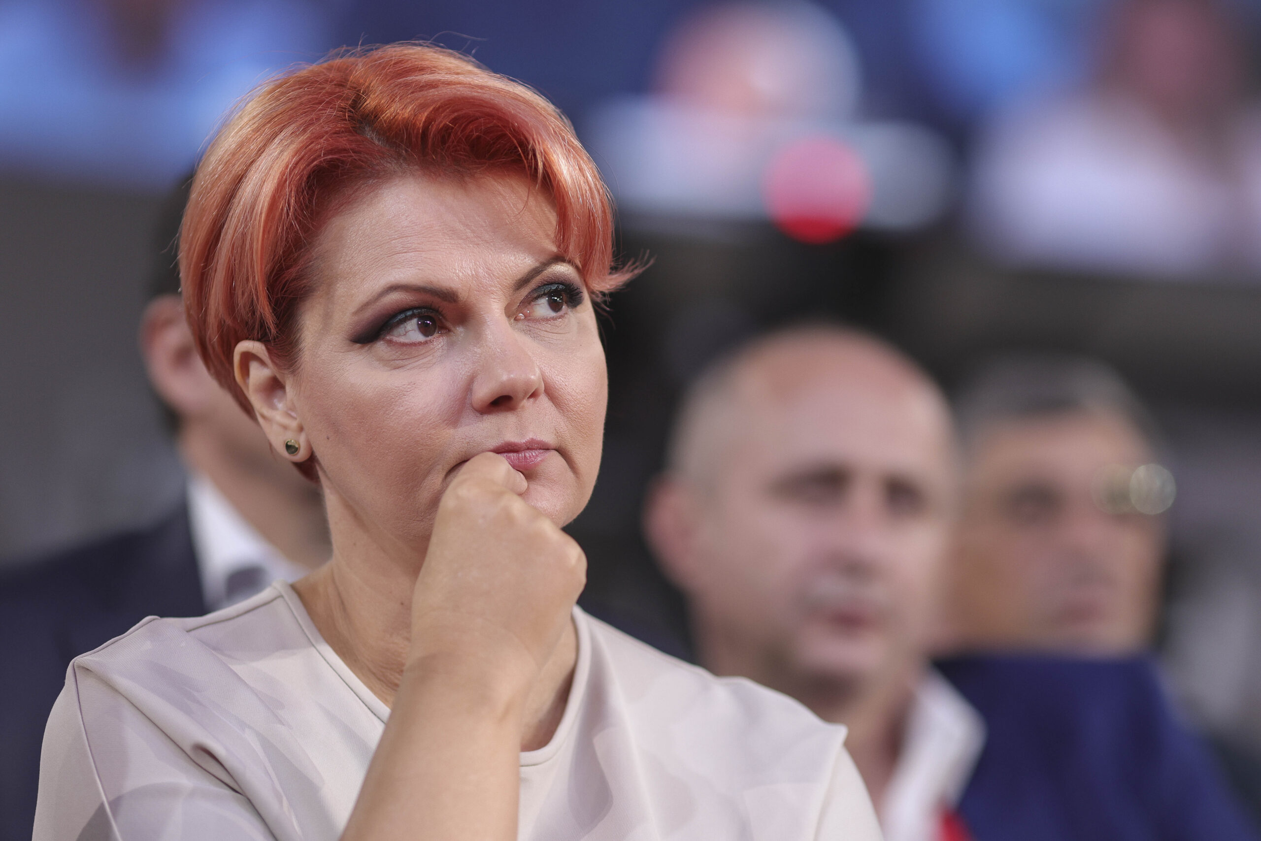 Lia Olguța Vasilescu, primarul Craiovei, vorbind la o conferință de presă