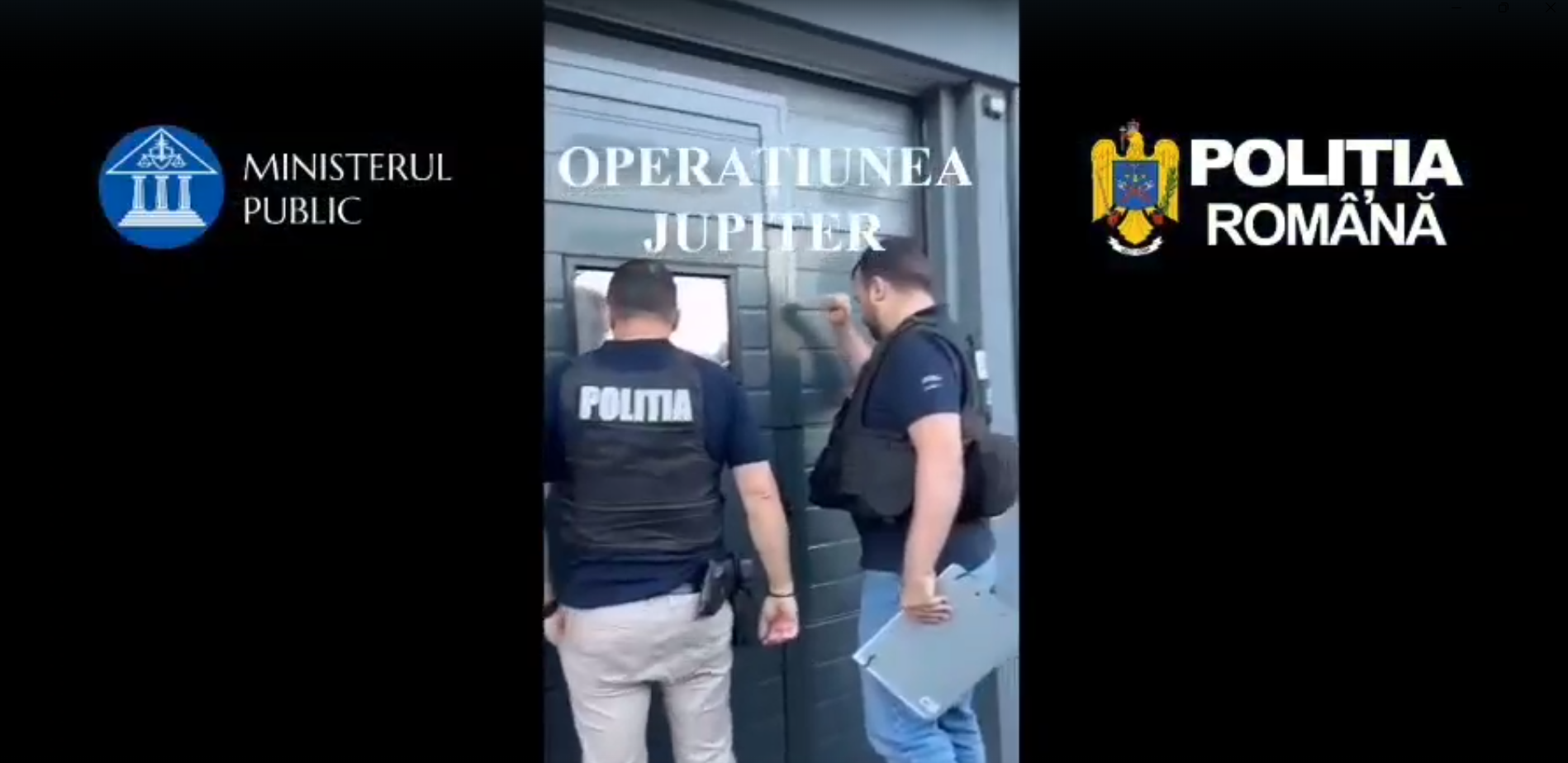Polițiști în timpul unei percheziții domiciliare
