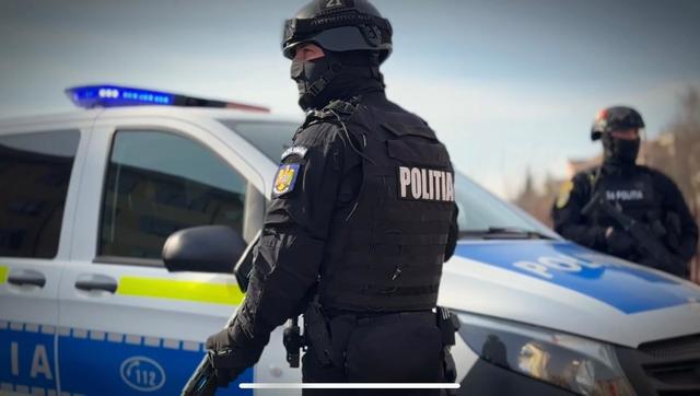Polițiști în timpul unei percheziții