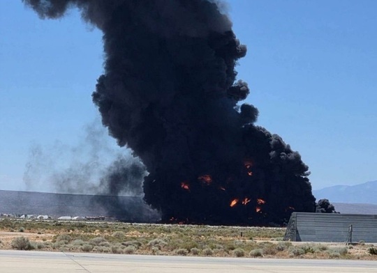 Fum negru ridicându-se de la locul prăbușirii bombardierului B-52 la Baza Aeriană Edwards