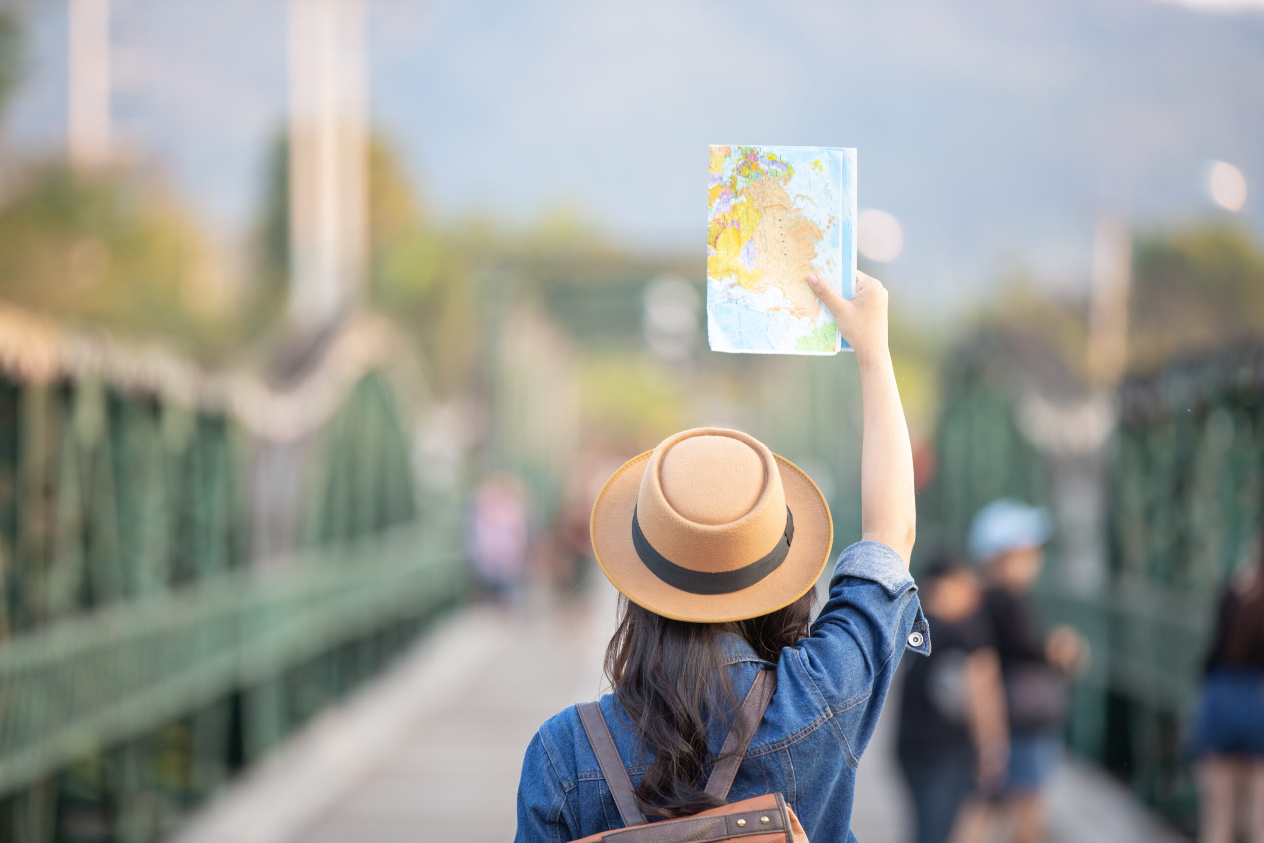 Turist cu telefonul în mână, într-un oraș european