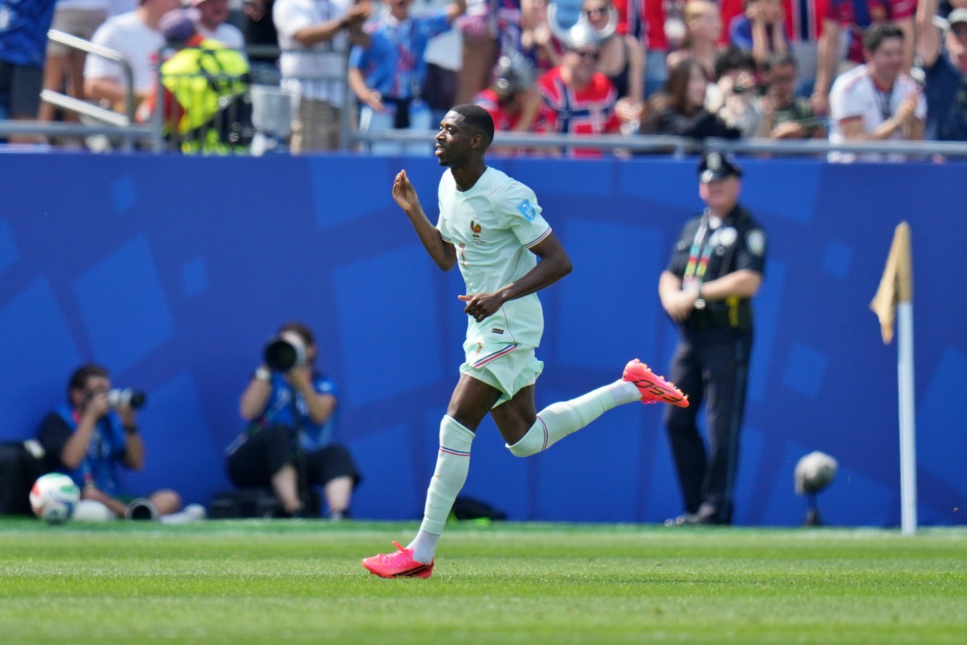 Ousmane Dembélé sărbătorind un gol pentru Franța