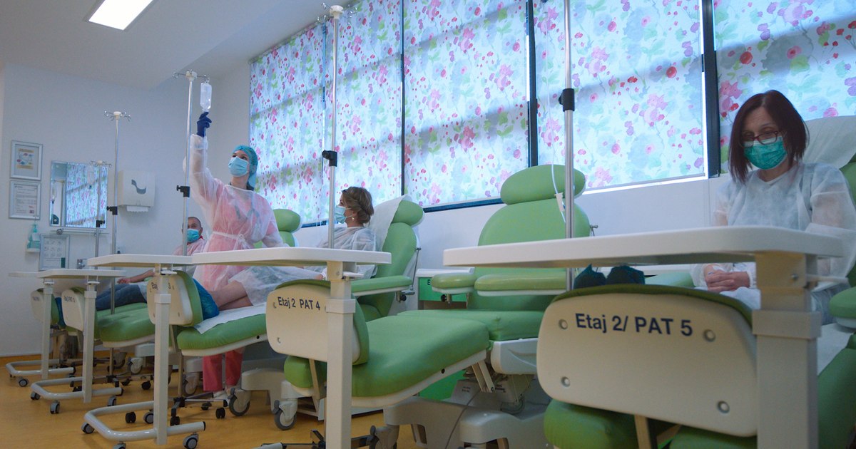 Medicament ivermectină pe o masă, lângă o rețetă medicală