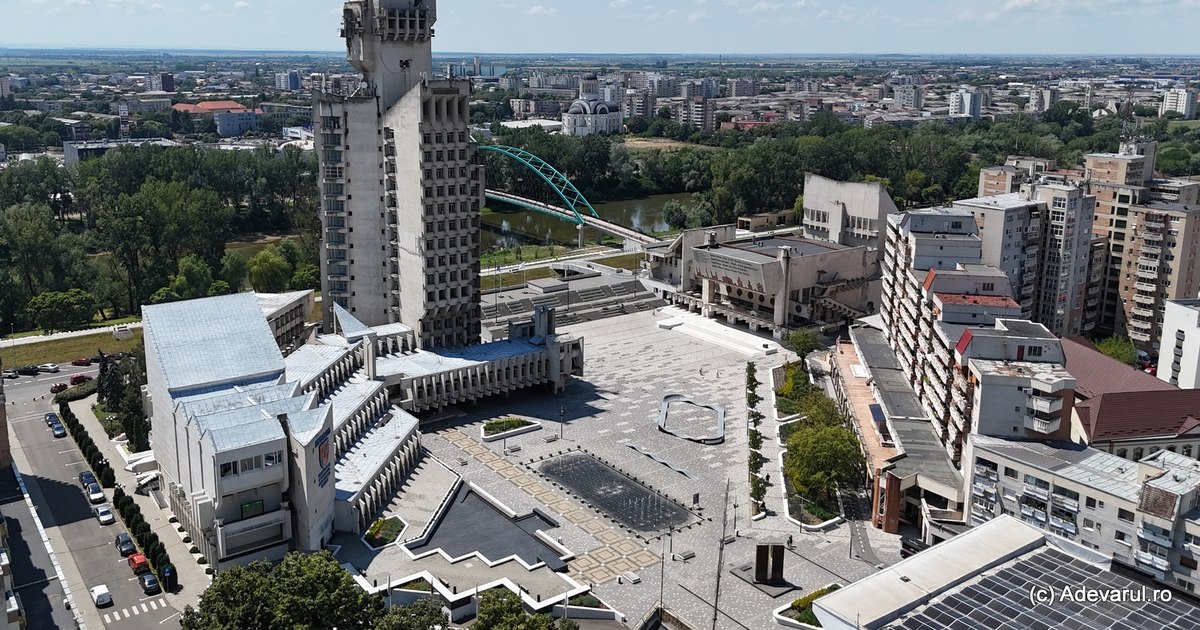 Palatul Administrativ din Satu Mare, o clădire înaltă de 97 de metri, cu arhitectură brutalistă, pe malul râului Someș