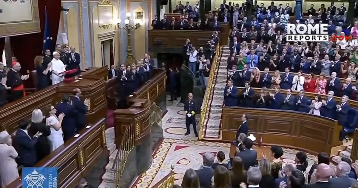 Papa Leon vorbind la tribuna Parlamentului Spaniei, aplaudat de deputați