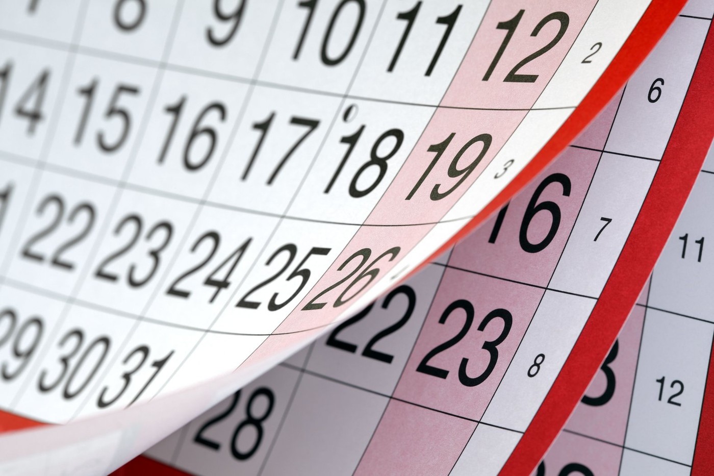 Reprezentare artistică a cifrelor 6, 18, 20, 25 pe un fundal zodiacal