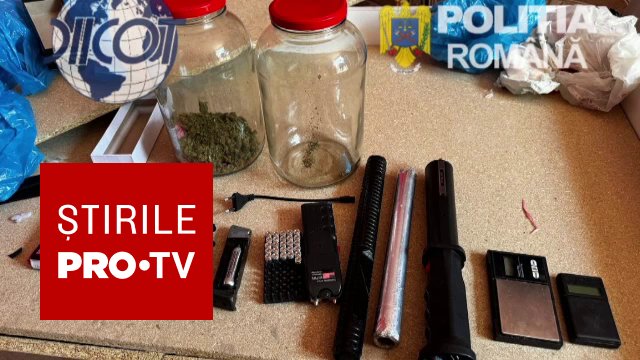 Polițiști în timpul unei percheziții la domiciliul suspecților din Craiova